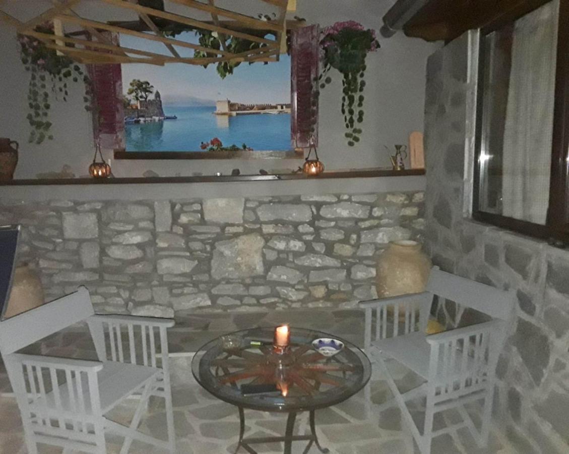 Αυθεντικό Πετρινο Στην Ναύπακτο Lejlighed Nafpaktos Eksteriør billede
